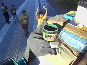 Büfe kapalı olunca aldıkları suyun parasını kameraya gösterip bıraktılar
