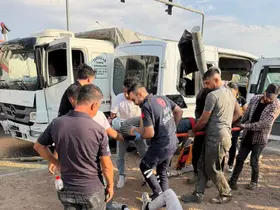 Buğday yüklü kamyon ile minibüs çarpıştı: 6 yaralı
