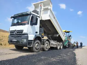 Bulanık’ta yol asfaltlama çalışması
