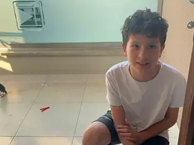 Bulduğu yavru kargalara evinde bakıyor

