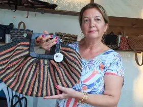 Burhaniye’de kağıt iplerden örülen çantalar ilgi gördü
