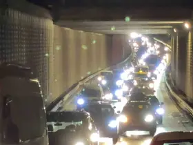 Bursa’da bariyerlere çarpan araçta 2 kişi yaralandı
