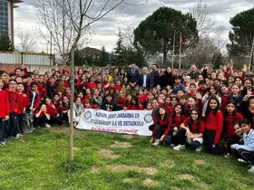Bursa’da ilköğretim öğrencileri selvi fidanı diktiler
