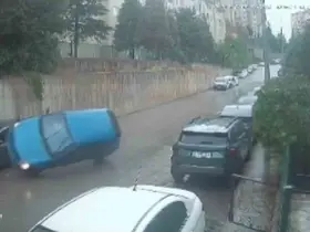 Bursa’da kontrolden çıkan otomobil park halindeki araca çarparak ters döndü: 3 yaralı
