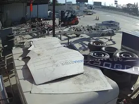 Bursa’da motosikletteki 2 kişi ölümden böyle döndü
