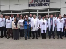 Bursa’da NEV Hastanesi önünde 6 aydır maaşlarını alamayan hekimlerden eylem
