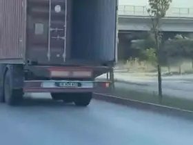 Bursa’da tırın açık kalan dorse kapağı tehlike saçtı
