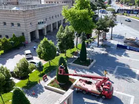 Büyükşehirden kent estetiğine titiz dokunuş: Süs bitkilerine form budaması
