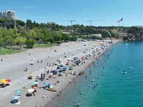 Büyükşehir’den Konyaaltı Sahili’nde 7/24 temizlik mesaisi
