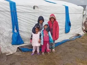 Çadırlarını su basan mevsimlik işçiler yardım bekliyor
