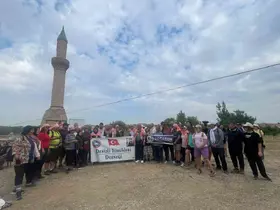 Çal’da geçmiş yeniden canlandı Deve ve atlardan oluşan kervan, asırlık güzergâhta yürüdü
