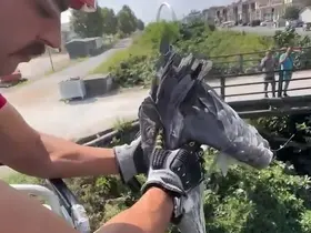 Çalıların arasına sıkışan balıkçıl kuşun imdadına itfaiye yetişti
