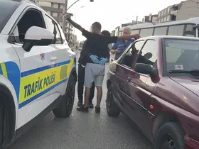 Çalışır haldeki otomobilde uyuyan 2 kişiyi polis güçlükle uyandırdı, araçta 13 sentetik hap ele geçirildi
