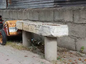 Cami bahçesinde yer olmayınca kaldırıma konuldu, kaldırımda ki musalla taşı dikkat çekiyor

