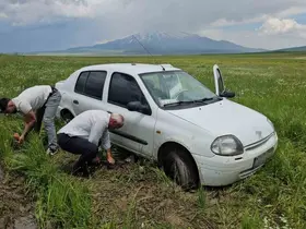 Çamura saplanan aracı kurtarma çalışması
