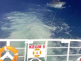 Çanakkale Boğazı’nda içinde 3 kişinin bulunduğu sürüklenen tekne kurtarıldı
