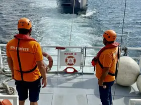 Çanakkale Boğazı’nda sürüklenen teknedeki 2 kişi kurtarıldı
