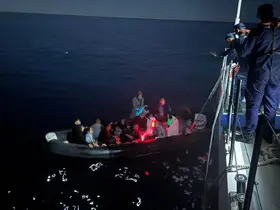 Çanakkale’de arızalanan lastik botla sürüklenen 14 kaçak göçmen kurtarıldı
