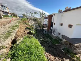 Çanakkale’de yağışlar sebebiyle bir sitenin istinat duvarı çöktü
