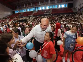 Canik’te camiler çocuklarla, çocuklar hediyelerle buluşuyor
