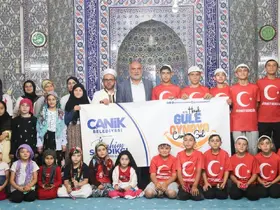 Canik’te camiye gelen hediyeyi alıyor
