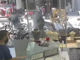 Çantayı kapıp kaçtılar, kadın peşlerinden koştu
