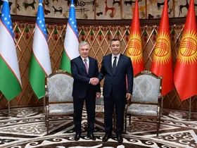 Caparov’dan Mirziyoyev’e birinci derece "Manas" nişanı
