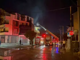Çardakta çıkan yangın 3 katlı binaya sirayet etti: 1 kişi yaralandı

