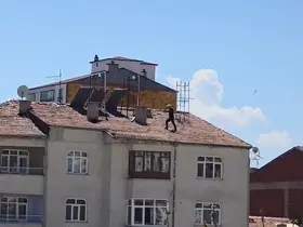 Çatıda tehlikeli çalışma, kameraya yansıdı

