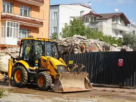 Çatırdayan bina yıkıldı, eşyalarını bile alamadılar
