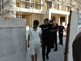 Çatıya çıkan işçi para hesabına yatınca aşağıya indi
