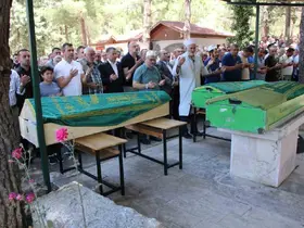 Cenaze dönüşü kazada hayatını kaybeden anne ve 2 oğlu son yolculuklarına uğurlandı
