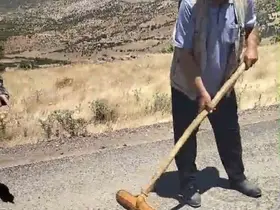 Çermik’te mahalle yolu muhtar ve vatandaşlar tarafından onarıldı
