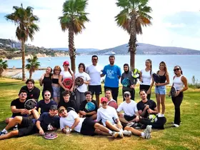 Çeşme’de üniversite öğrencileri, padel sporuyla buluştu
