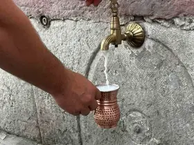 Çeşmelerden ayran aktı
