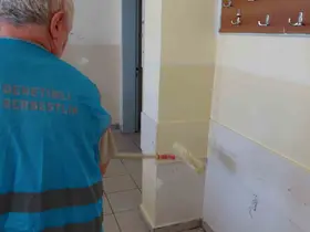 Cezalarını okullardaki sınıfları boyayarak çektiler

