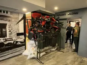 CHP Bursa İl Başkanı Yeşiltaş’ın görevden alınıp yerine Turgut Özkan’ın gelmesi üzerine partililer il binası girişine barikat kurdu
