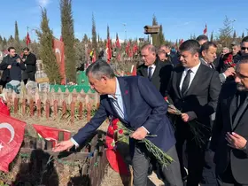 CHP Genel Başkanı Özel deprem şehitliğini ziyaret etti