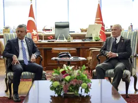 CHP Genel Başkanı Özel, şehit ve gazi dernek temsilcileriyle bir araya geldi