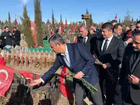 CHP Genel Başkanı Özgür Özel deprem şehitliğini ziyaret etti
