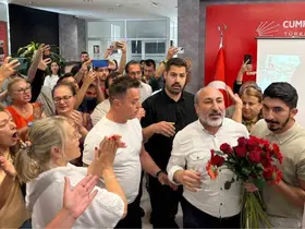 CHP İzmir İl Başkanlığı’nda ’Karanfil’ gerginliği
