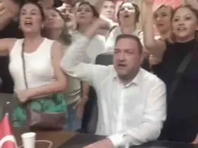 CHP İzmir’de olaylı gece: Gümrükçü il binasına girdi, taraflar arasında arbede çıktı
