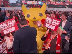 CHP Kurultayı’na bir kişi Pikachu kostümüyle katıldı

