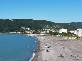 Cide’de selin ardından vatandaşlar sahillerde denize girmeye başladı
