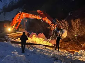 Çığ vurdu, devlet ve ilgili kurumlar çalışma başlattı, Beşağaç köyü karanlıktan kurtarıldı
