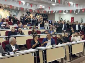 Çiğli Belediye Meclisinde gerginlik: Başkan Yıldız’a su şişesi fırlatıldı

