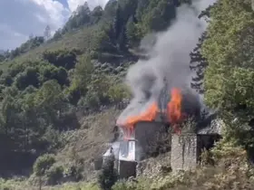 Çıkan yangında ev yanarak kül oldu
