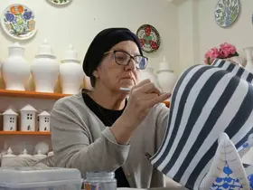 Çini, kadınların ellerinde hayat buluyor
