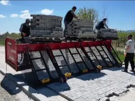 Çivril Belediyesi envanterine parke taşı serme makinesiyle genişletti
