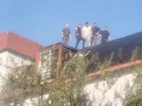 Çivril’de 4 katlı apartmanın çatısı alev alev yandı
